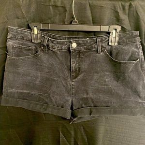 Time and Tru Mid Rise shorts